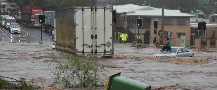 Flash flooding caused by heavy rain falling in a short amount of time., tags: von menschen houston und - CC BY-SA